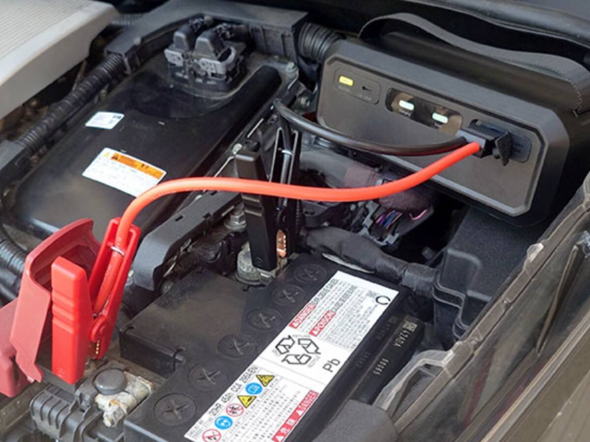 【Highway Troubles】A dead battery on a snowy day is tough! Prepare with a jump starter.