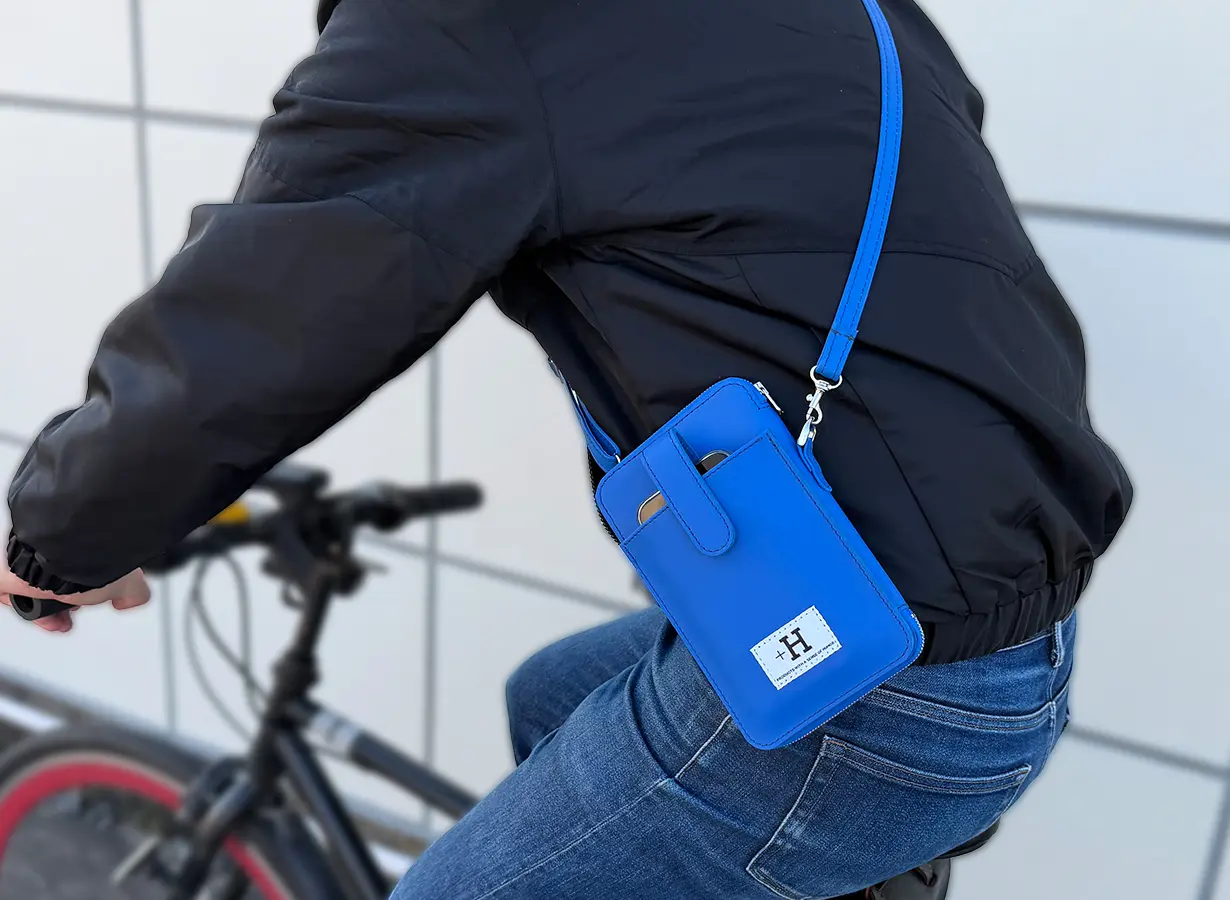 【Hands-free】 No need for bags or wallets!? The ultimate smartphone shoulder bag that holds all necessary gear