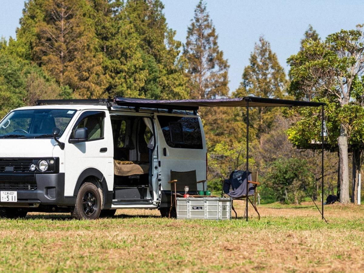 【車中泊】クルマと連結で雨＆日差しブロック！豪州「ダーチ」別注のカーサイドタープ
