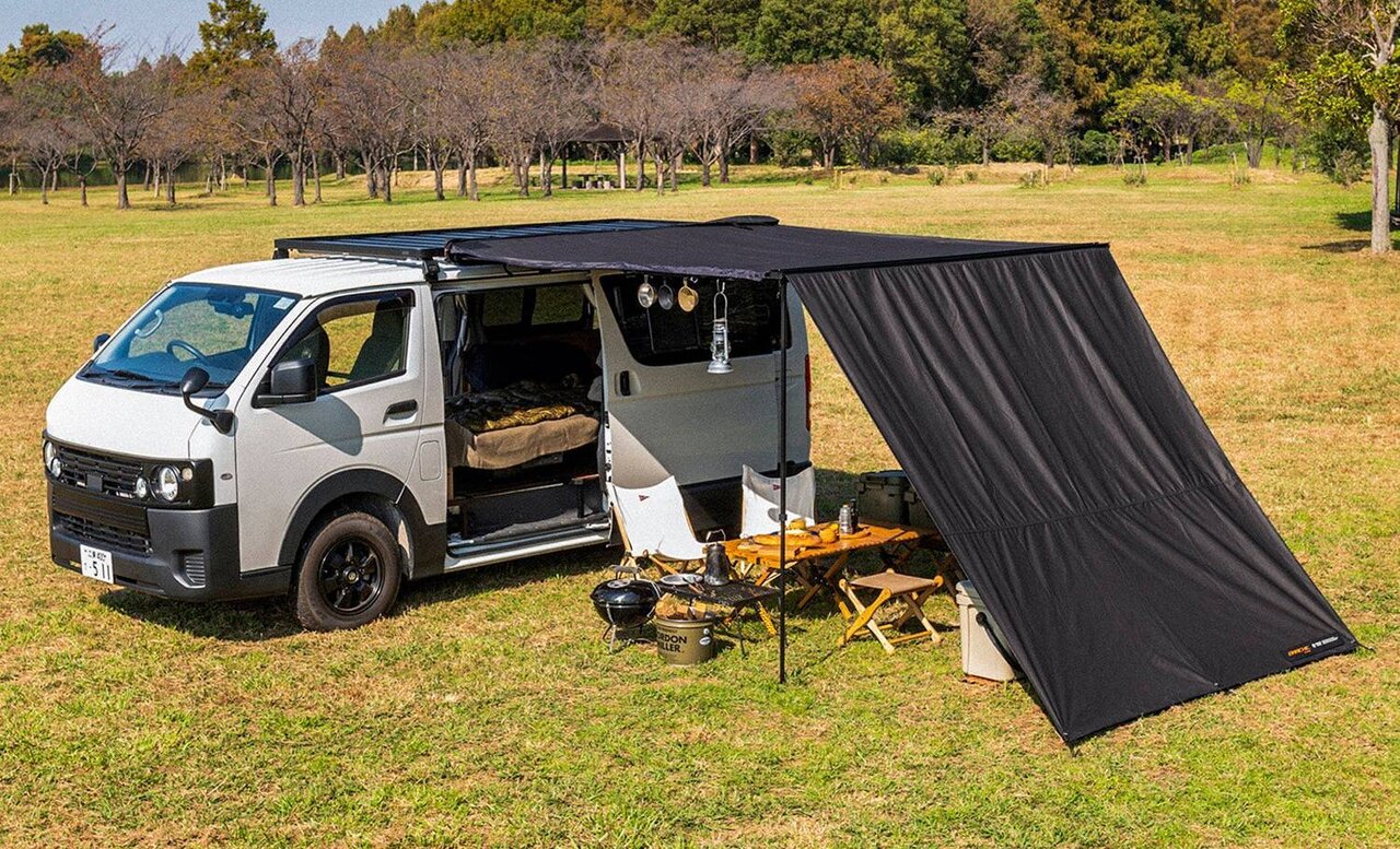 【クルマと連結】愛車の横に“もう一部屋”!? 横からの雨もしのげるエクステンションウォール