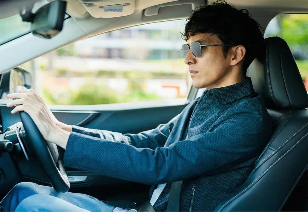 ロングドライブの相棒！軽量チタン＆日本製偏光レンズのサングラスで安全運転