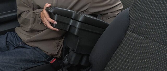 【ジムニーノマド】ポン付けで“肘置き”完成！純正級に馴染む電源一体型コンソールボックス