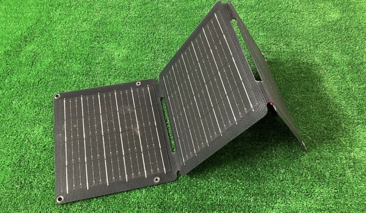 【Charging for smartphones】Always full as long as there is sunlight! High-output solar panel fitted in the emergency bag.