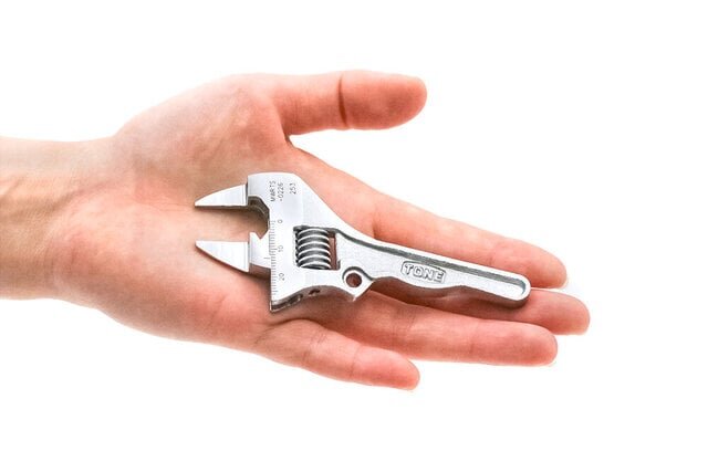 【こういうのが欲しかった】“2mmの薄さ”が作業を変える！TONEモンキレンチの実力とは
