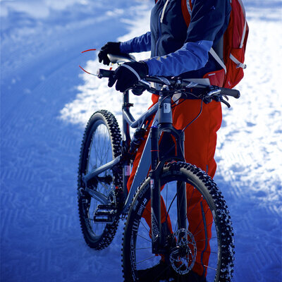 【Dealing with icy roads】Perfect for "over 350 pins" winter spike tires that do not slip!