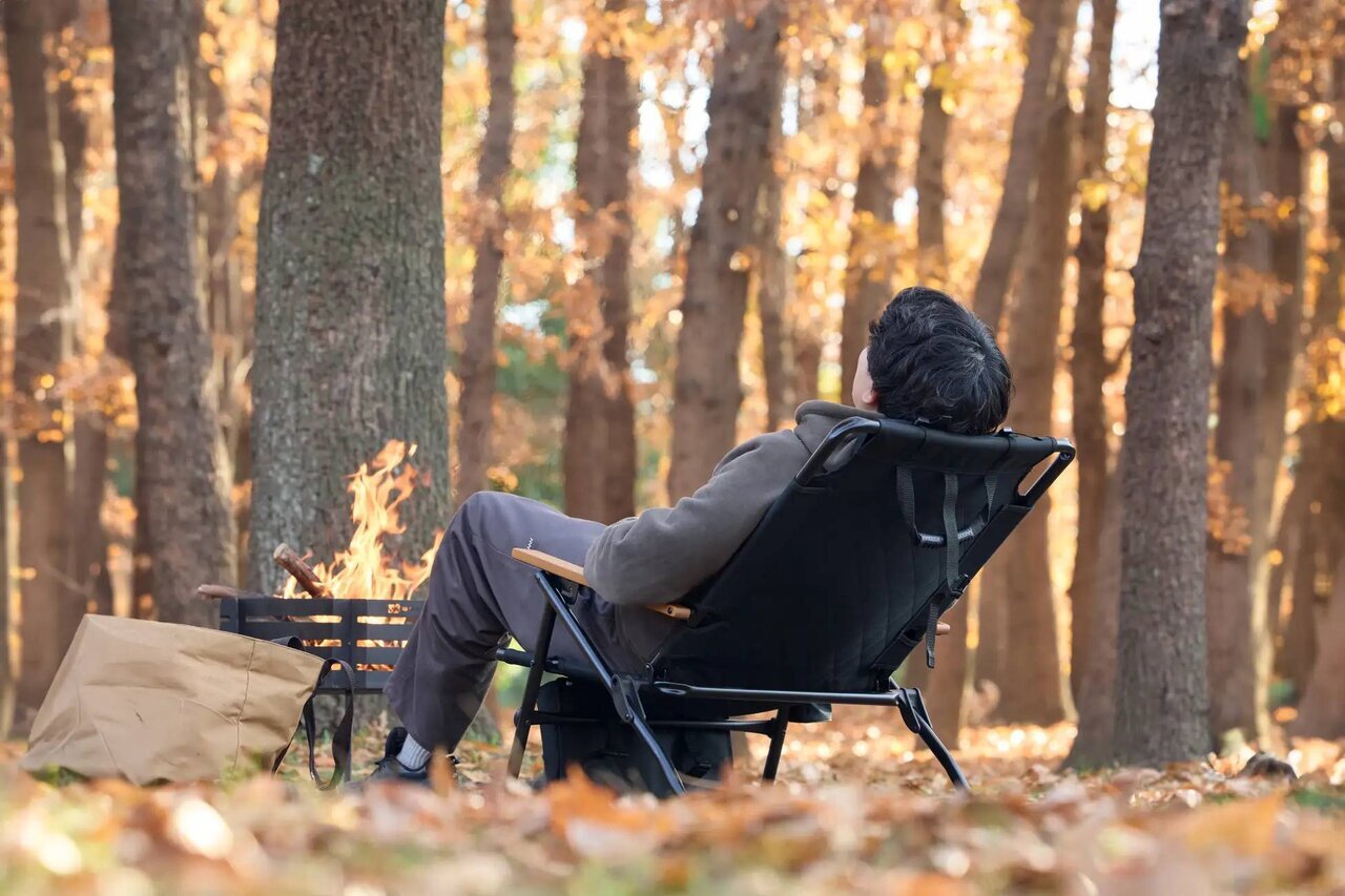 The best-selling reclining chair is now available in a high-back version! It also comes with a standard storage bag that you can use