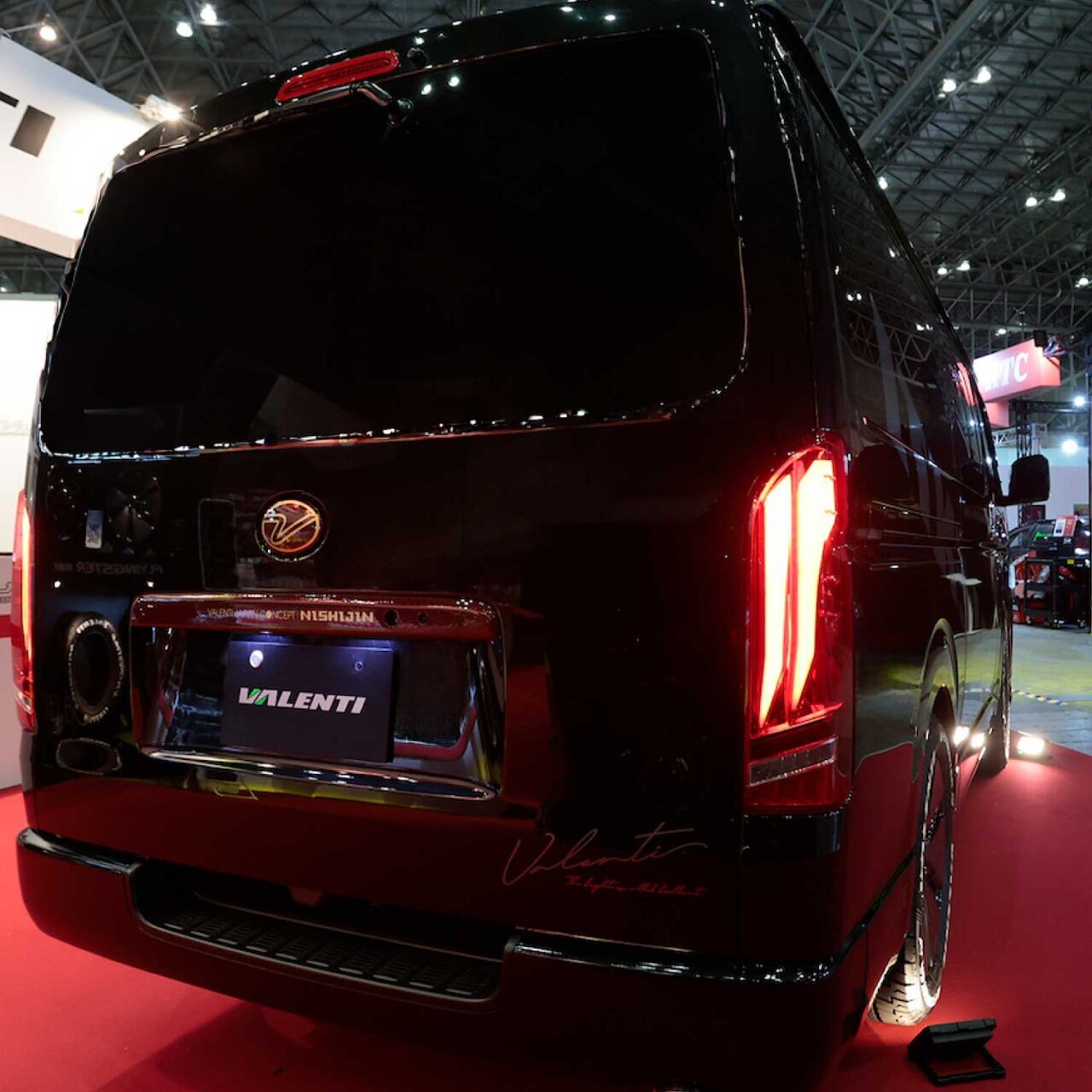 【Hiace】 I'm in love with the flowing turn signals! LED tail lamps that can be installed with a plug-in