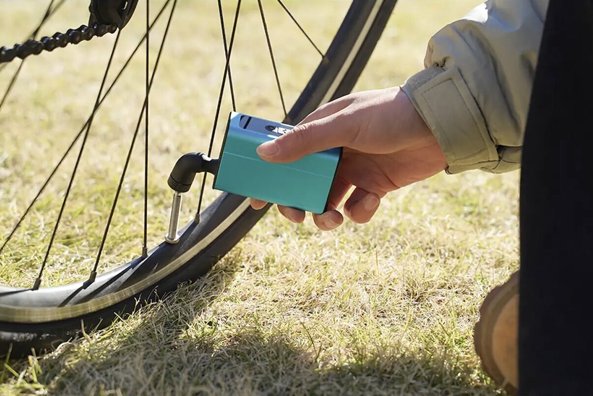 【Bicycle】 Are you maintaining your tires? Inflate them anywhere with this "integrated nozzle" mini air pump!
