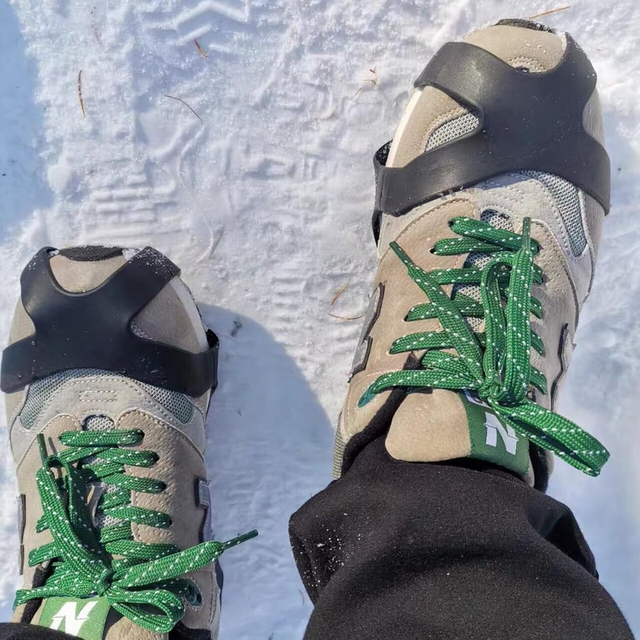 【Walking on Snowy Roads】Don't slip even with regular shoes! Snow spikes that grip the ground with 10 pins