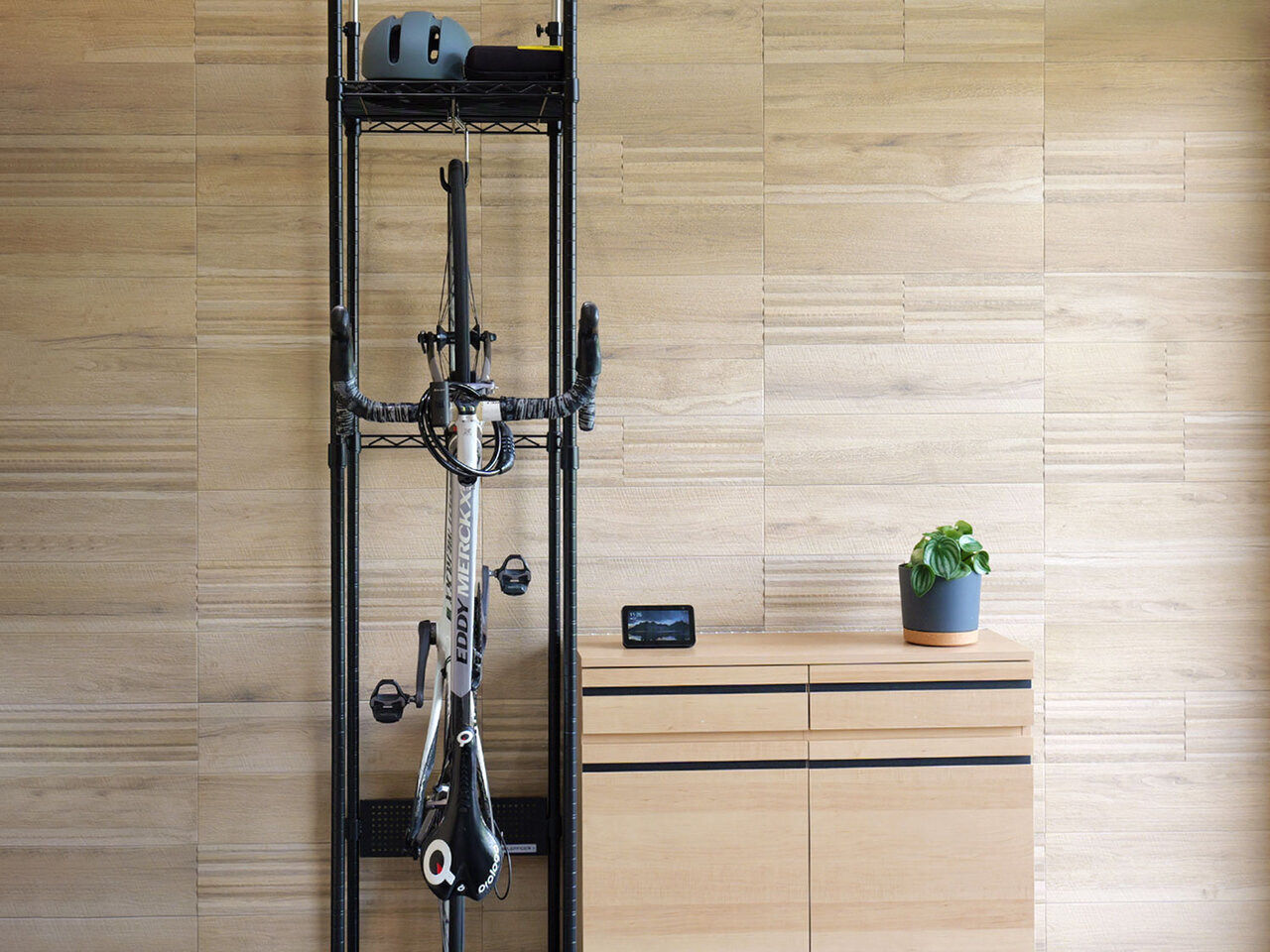 【Bicycle】 Fixed vertically with an 8-point support rack! Can also be used for storing motorcycle gear.