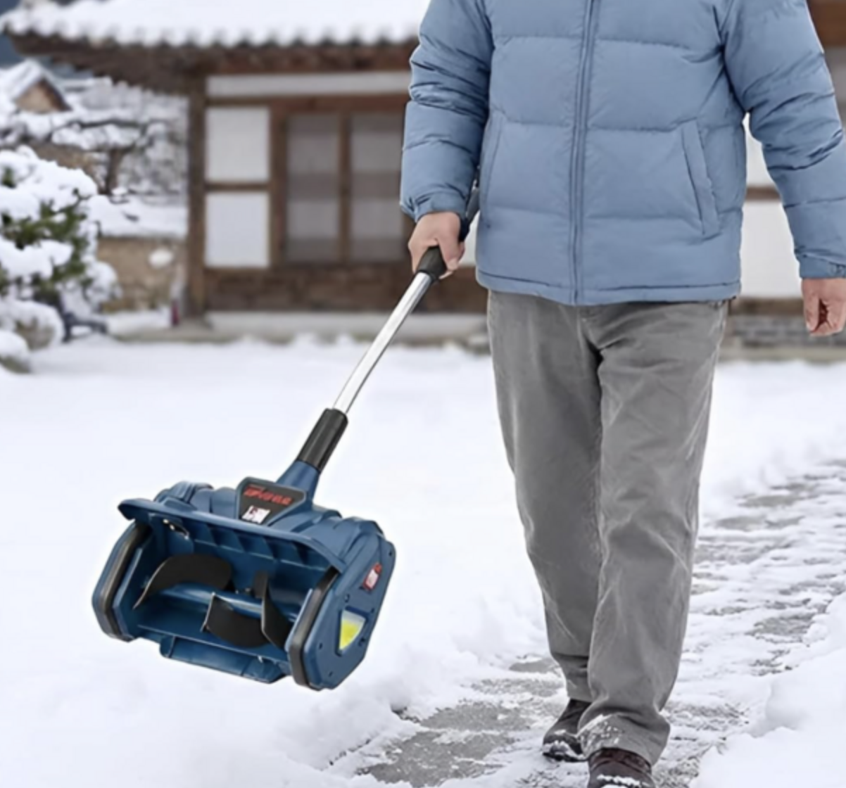 【Snow measures】Quickly clear snow before it becomes slippery! A high-power electric snowblower with a "35cm width" that can be used all at once.