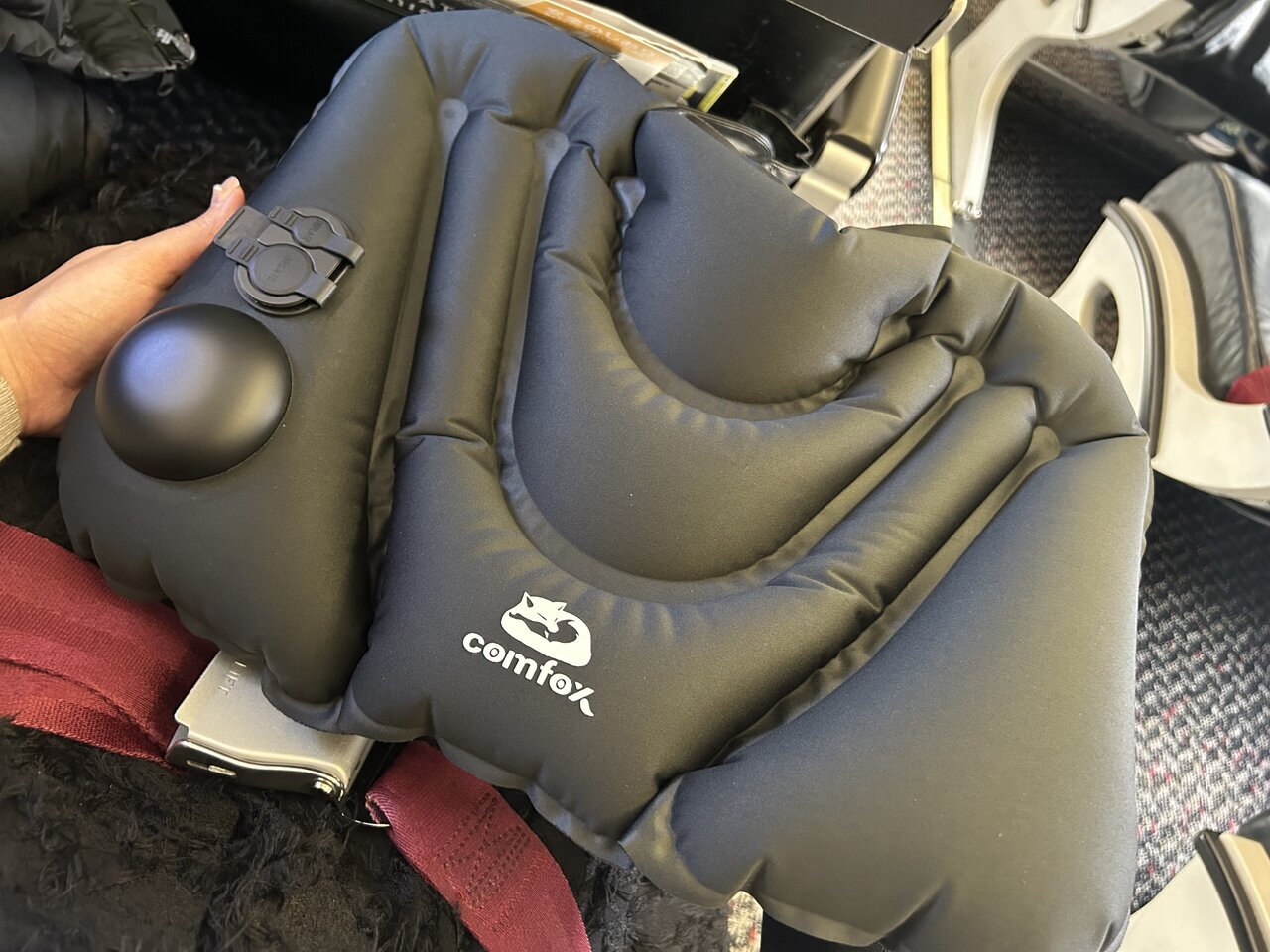 [For lower back pain] It may be an essential item for air travel; the "portable lumbar cushion" provides comfortable posture support.