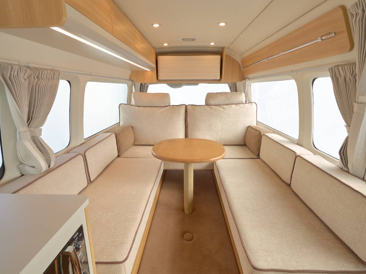 【キャンピングカー】ベースはハイエース！ソファブランドコラボが生んだ“最高の車内”