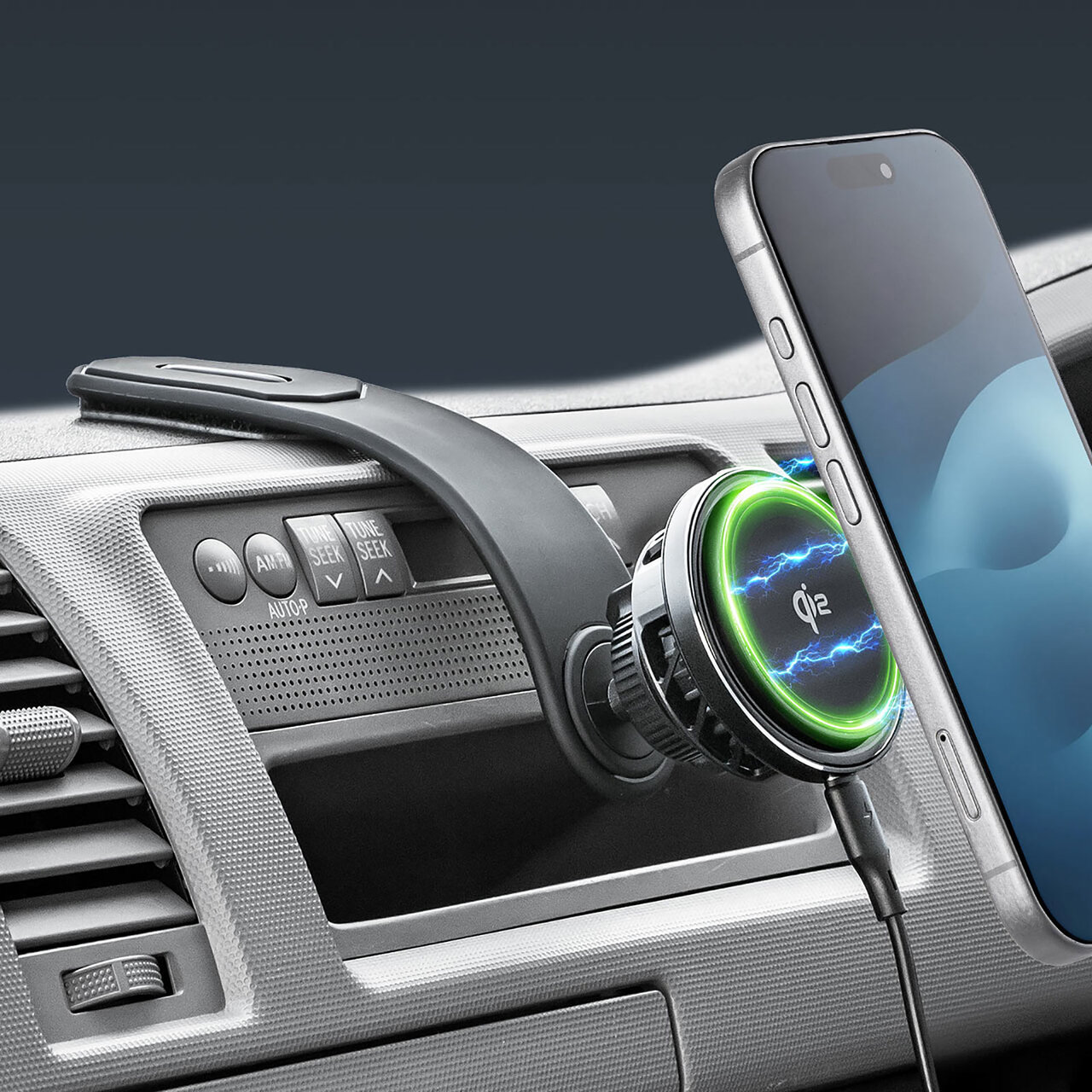 【カー用品】冷却機能がスマホを守る!調節自在アーム搭載の車載ホルダー