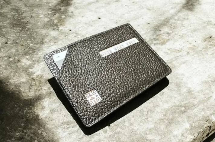 [My Number Health Insurance Card] I want to hide my face and address! I felt secure with the anti-skimming genuine leather case.