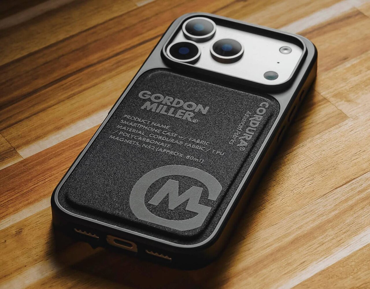 【iPhone】クルマ好きの気分を上げる！ガレージアイテムらしさ全開のスマホケース