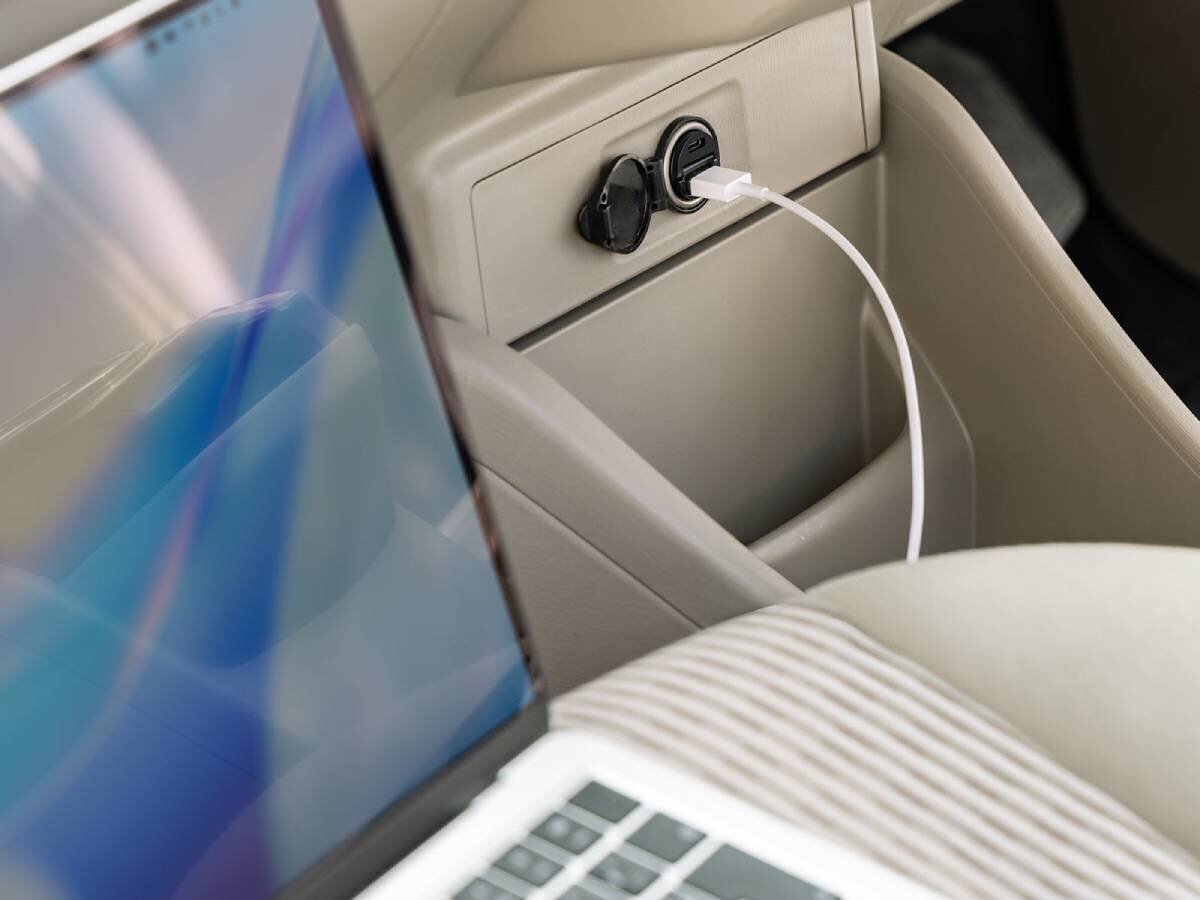 【In-Car Charger】It's the size of a fingertip, yet as powerful as an AC charger!? High power that can charge two devices simultaneously