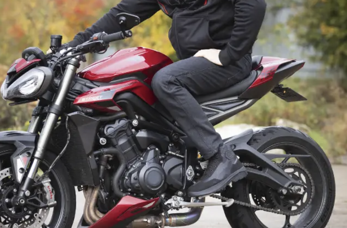 【ツーリング】見た目はデニム、防護力はレーシングスーツ級!? 本気で守る一本を見つけた