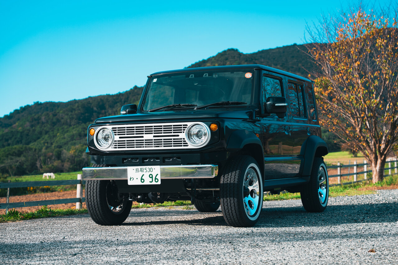 【ジムニーカスタム】60年前の“名車”が蘇る!? ノマドにも装着できる「鈴ライトグリル」