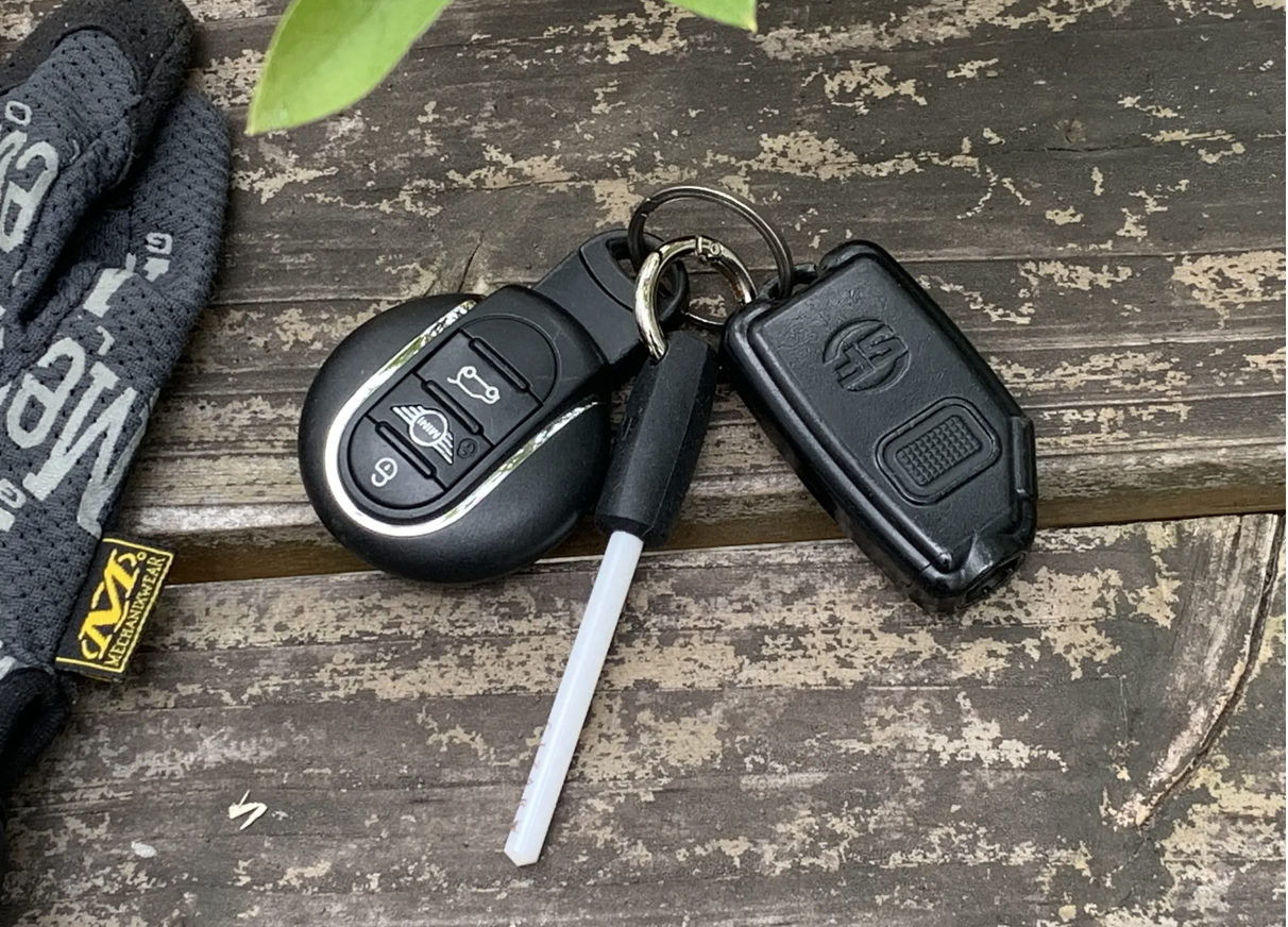 【運転中のトラブル】シートベルトを切ってガラスを割る！小さなギアで素早く脱出だ