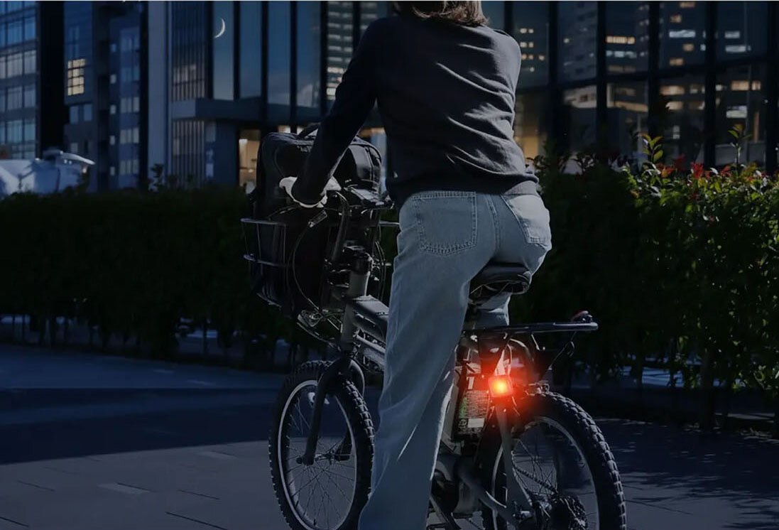 【自転車の防犯】ただの反射板じゃない！“探せる”リフレクターなら犯人に外されないぞ