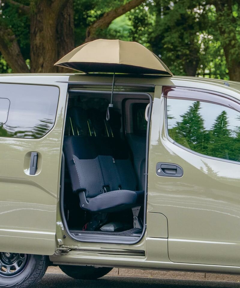 【便利】クルマの“屋根”を拡張!? マグネット搭載傘なら雨の日も乗り降りも濡れないぞ