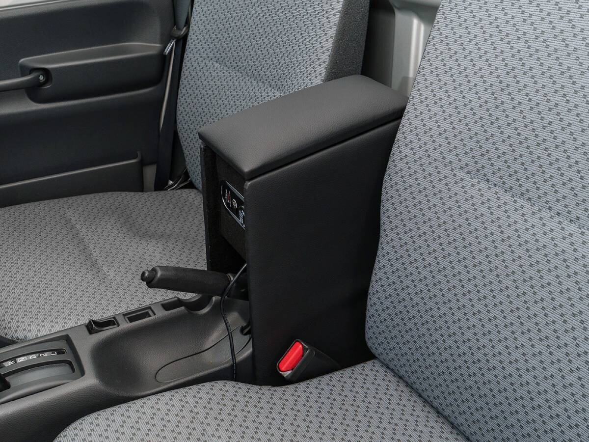 【Aftermarket】Easy DIY installation! The tall console box offers excellent storage capacity.
