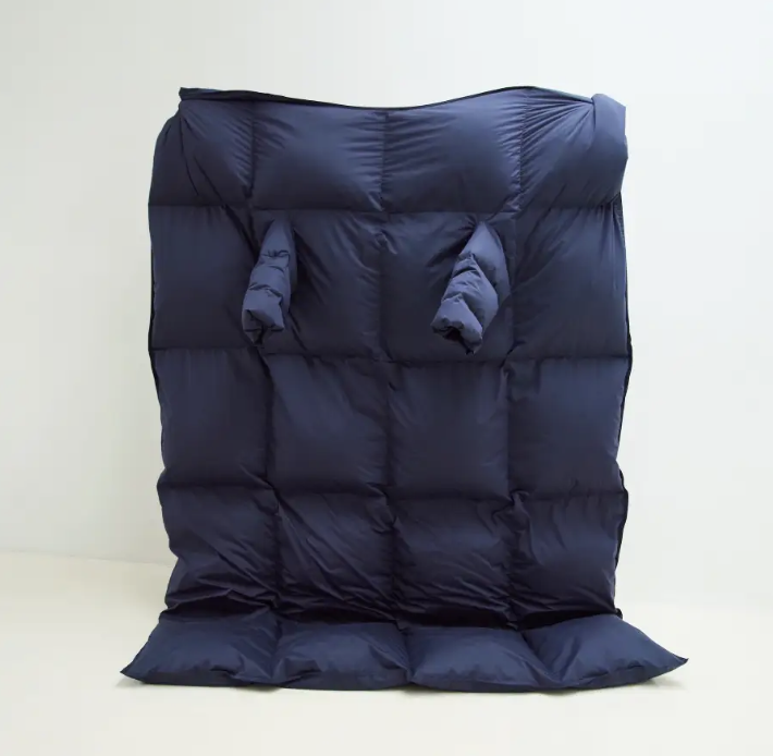 【Groundbreaking】 What if a down comforter had sleeves...? That would be the best! It keeps you warm from home to car camping