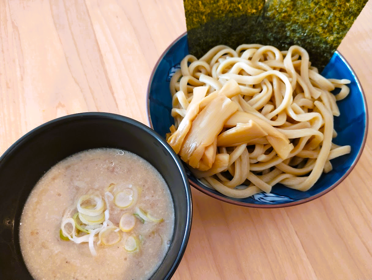 【リュウジさんのレシピ再現】決め手は餅!? 「至高の魚介風つけ麺」まるで専門店のドロッと魚介スープ