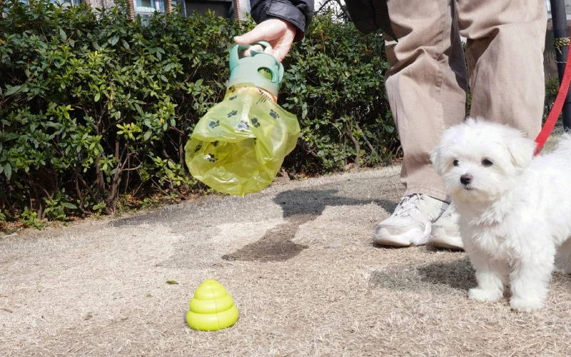 【Walking with my dog】What is this? A convenient poop catcher that grabs with six arms.