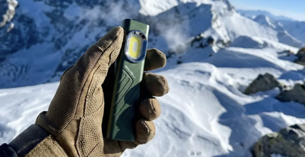 【Disaster Preparedness】 A thickness of 8mm with this irradiation power! A slim dual flashlight that lets you carry “light” everywhere