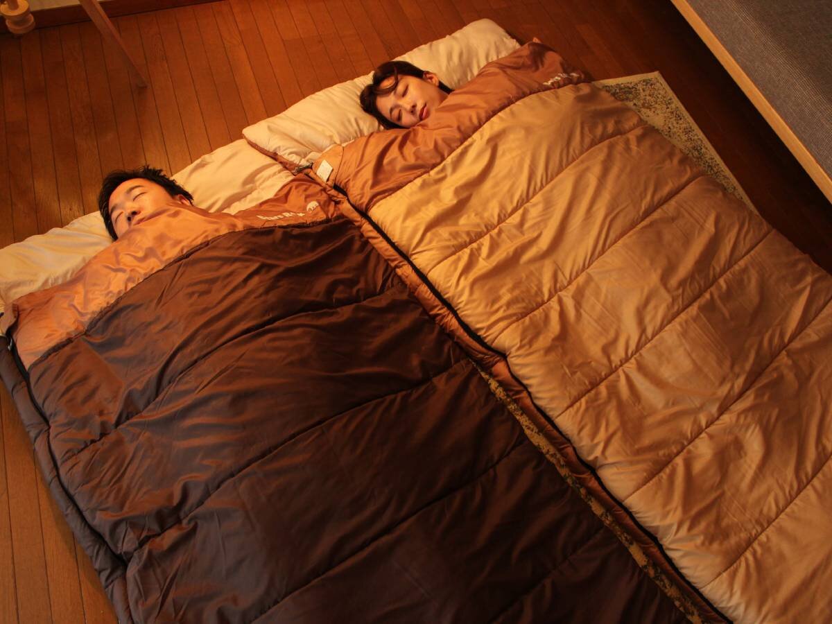 【防災】急な来客で役立つ！くるくる収納できる“寝袋発想”の寝具セットが便利すぎ