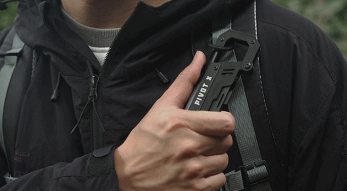 【Disaster Prevention】Illuminate, cut, and even shatter glass! The “5in1” carabiner gear that consolidates survival functions