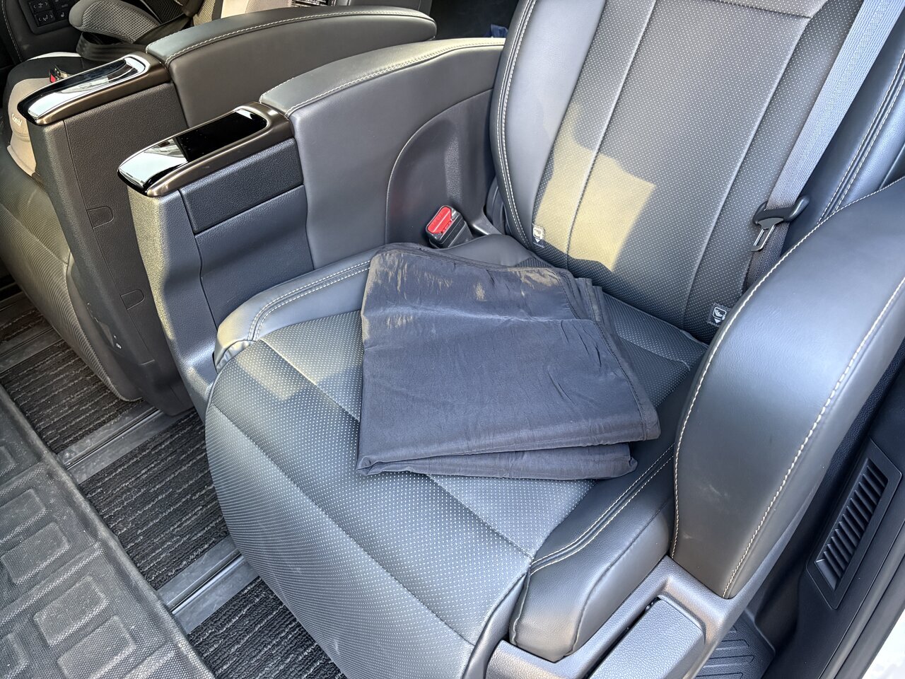 【Disaster Products?】I couldn’t let go of the Multi-functional Aluminum Blanket from 3COINS once I kept it in the car