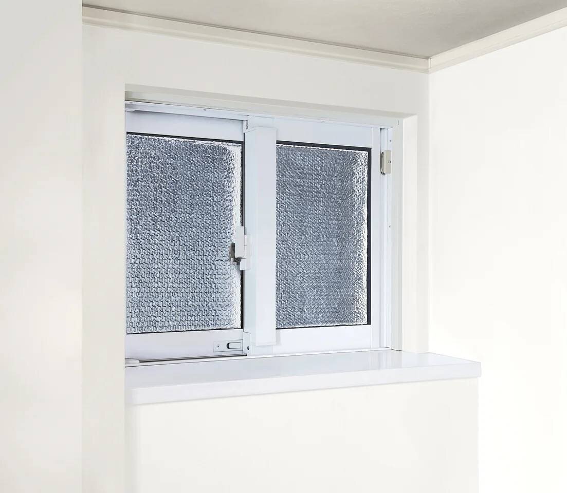 【Electricity Cost Saving】Improve Heating and Cooling Efficiency! Block Sunlight and Drafts with a “Just Stick” Sheet