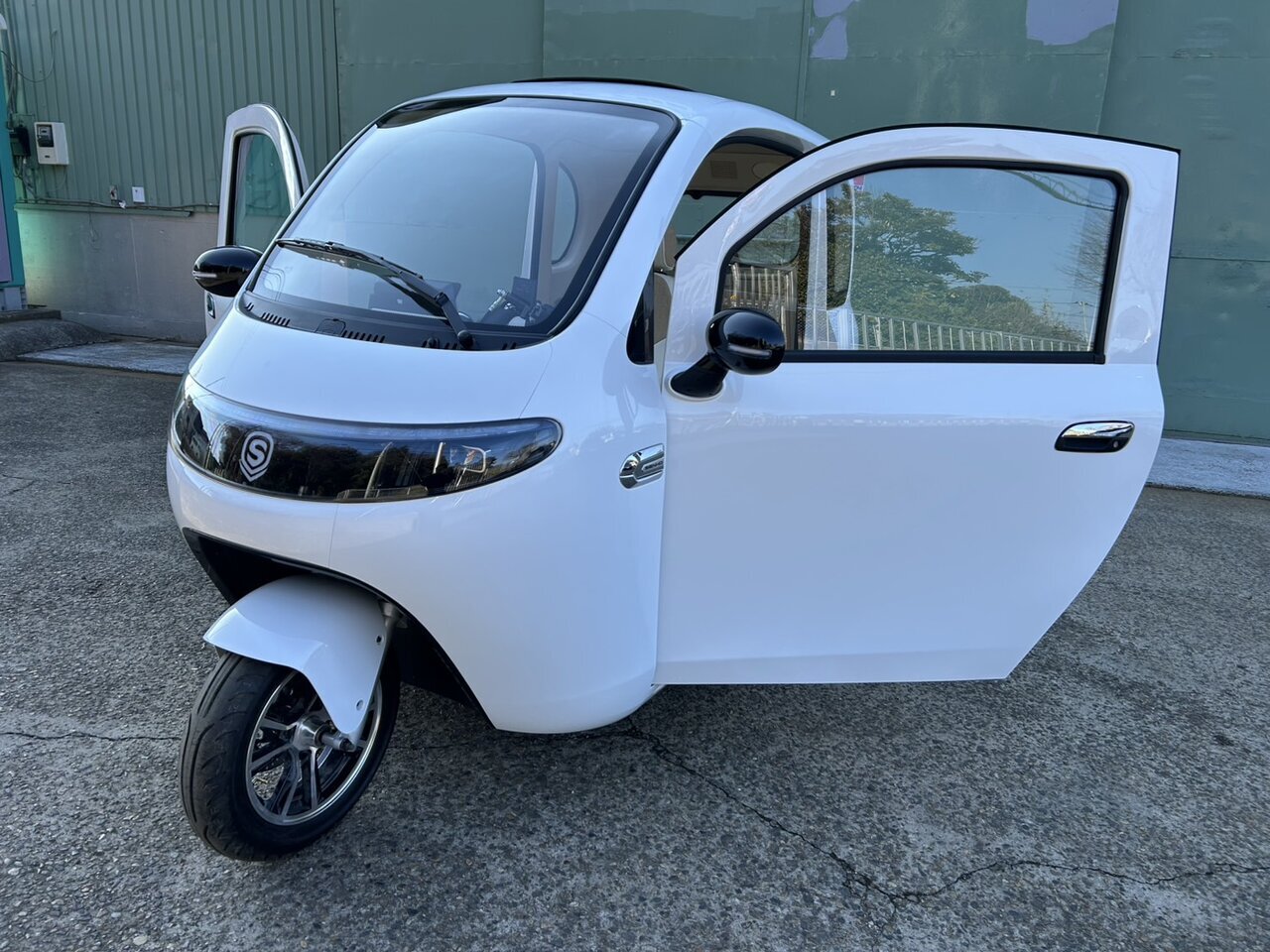 【New Means of Transportation】Starting from 880,000 yen! An “enclosed” three-wheeled EV that can comfortably fit 3 adults