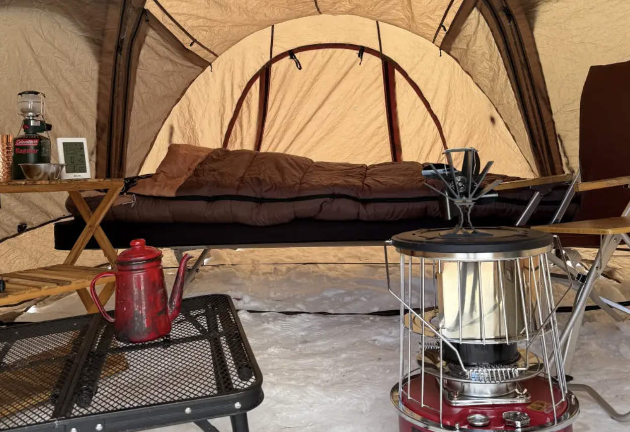 Be cautious of chill from the ground during spring camping! You should create a sleeping area with a “5cm thick” inflatable mat