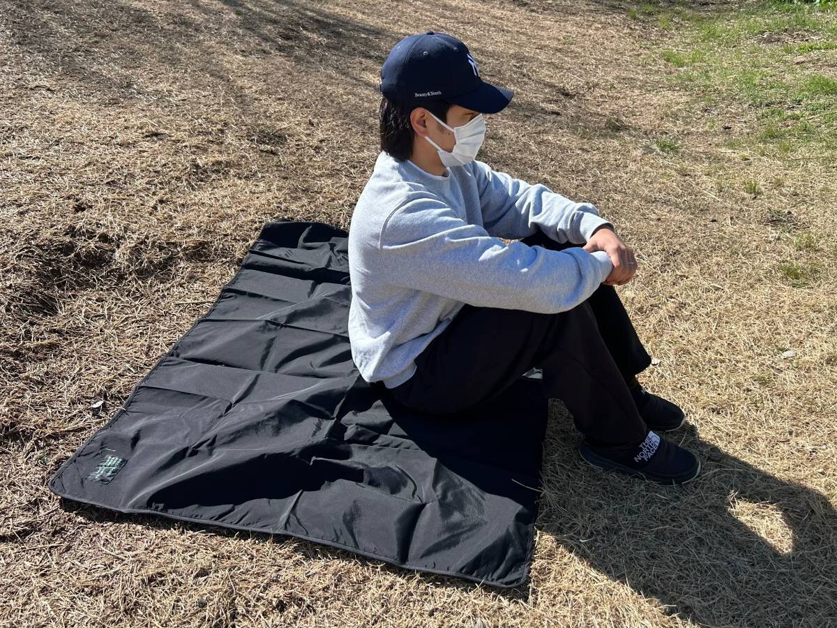【防災アイテム】意外と日常で使える!? 3COINS「多機能アルミ入りブランケット」のサイズ感をチェック