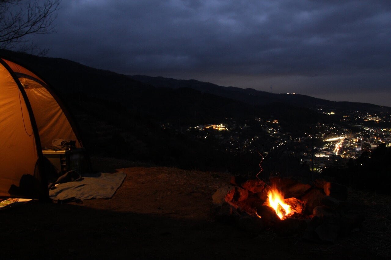 A former orange grove turns into a popular campground! Enjoy night views and bonfires at "GROVE camping hill" in Yugawara, Shizuoka