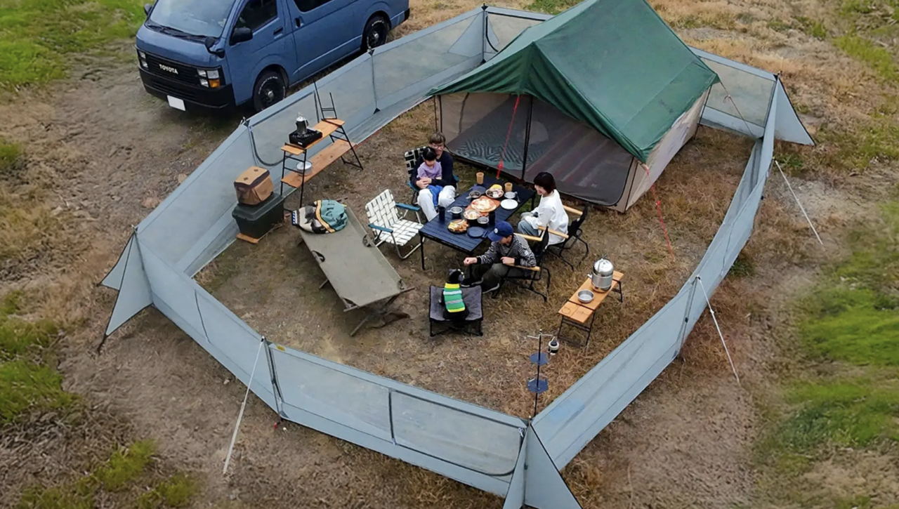 [Camping with dogs] Freedom of no leash! We created a "dedicated dog run" with a fence-style tent.