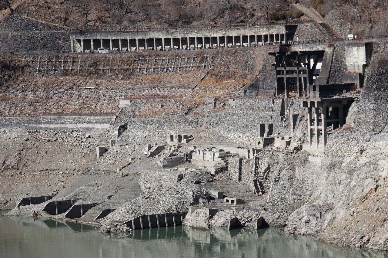 【Scenery at the lake bottom】 Drive to "Ogouchi Dam" (Okutama Lake) where the remnants of the quarry can be seen due to low water levels
