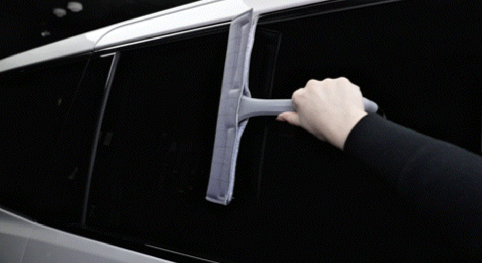 水シミも指紋も一掃だ！カーボンワイパーひと拭きで気持ちいいくらいピカ〜ッ