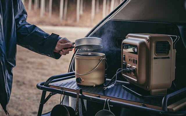 【車中泊】ラーメンや炊飯、おでんまで！電気調理器で火を使わずにほかほかソト飯