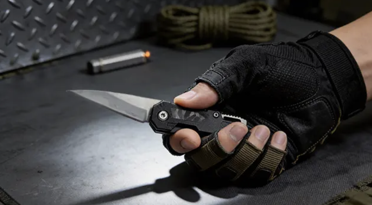 【Knife】Cutting & prying even in an ultra-small size! A multi-tool enveloped in Damascus steel