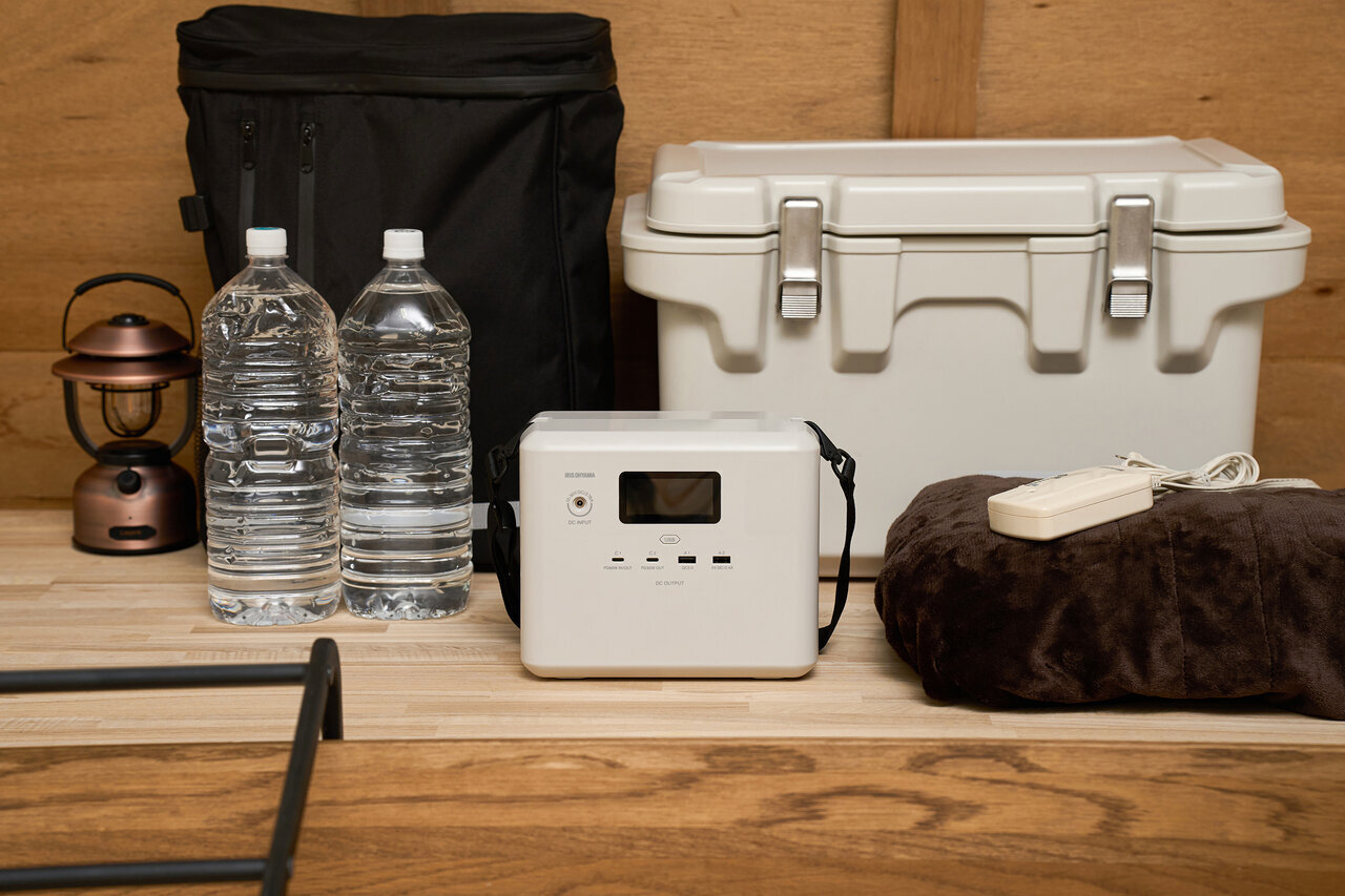 【Disaster Prevention】Easy to carry with a shoulder strap! A compact portable power supply that enables simultaneous power supply to "6 devices"!