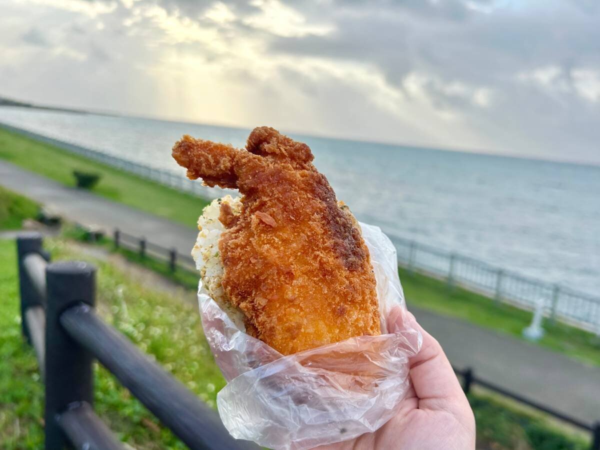 【Ishigaki Island Trip】 I enjoyed the local specialty "Oni-Sasa" loved by locals in a park with a view of the sea