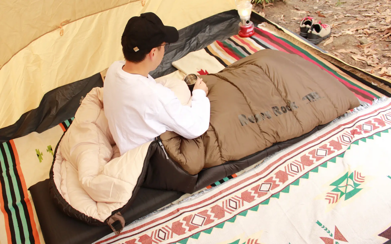 Sleep comfortably in your car or while camping! Protect the “quality of sleep” wherever you are with the envelope-type sleeping bag