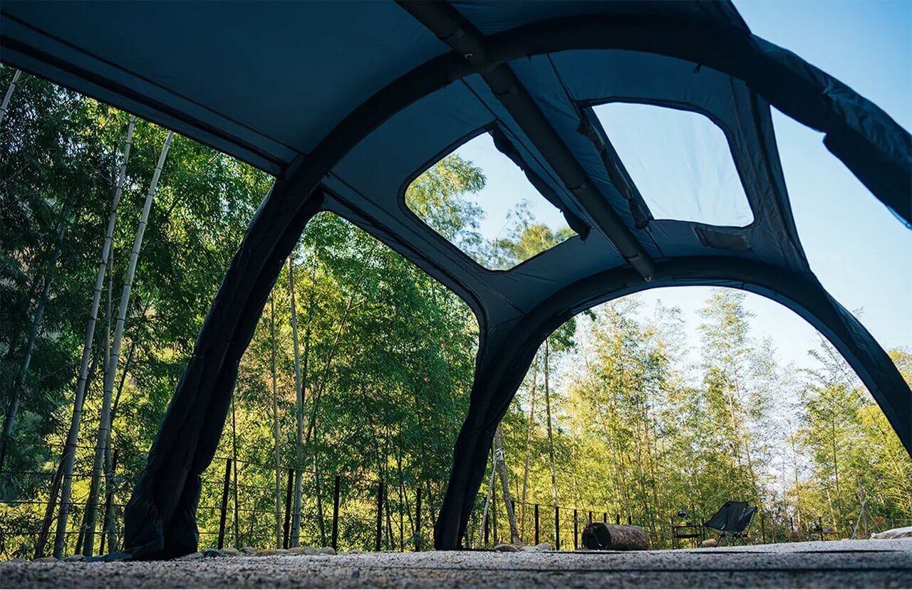 Is this a living room!? It only takes "150 seconds" to complete the spacious tunnel-shaped air tent!