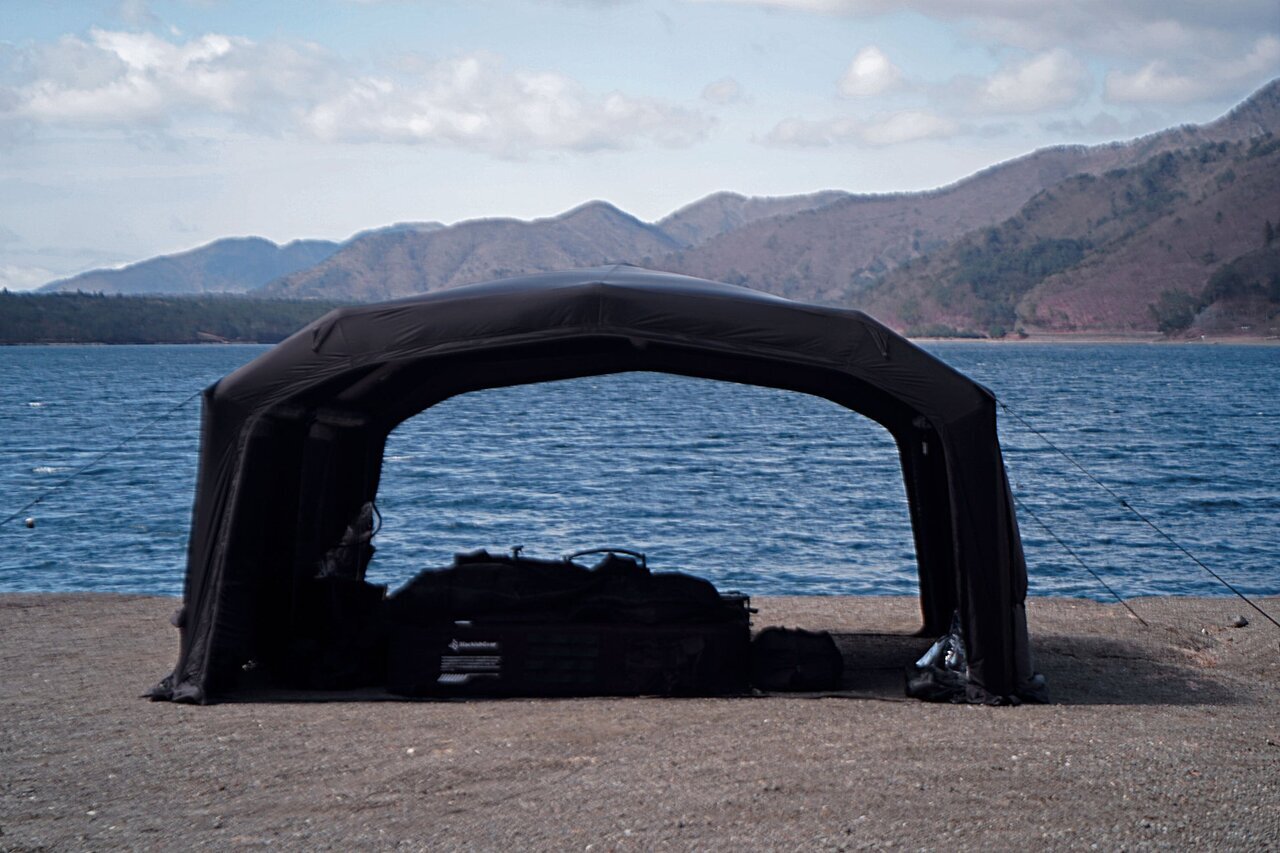 It's just too spacious~! I want a super lightweight large black air tent that is easy to carry