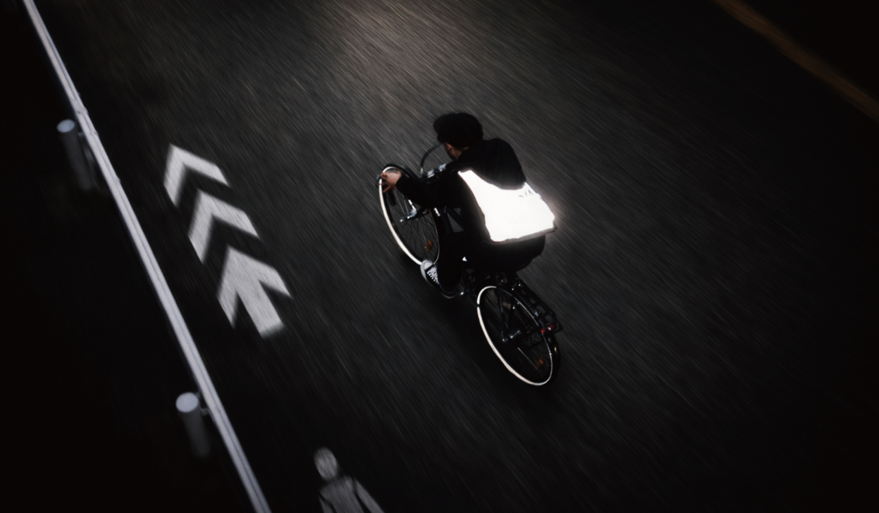 【From April】"Sidewalk riding" will also be subject to blue tickets! If you're riding on the road, use a high-reflective bag to make your presence known